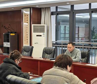基建后勤处直属党支部书记、基建后勤处处长朱兵作宣讲报告